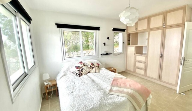 Oceanside Seaview Garden Home - Prime Spot with Top Seaviews