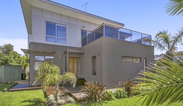 Oceanside - spacious & comfortable home in central Ocean Grove, 200 mts to beach