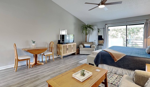 Oceanside Studio at Sawgrass – Easy Beach to Golf Location + Pool