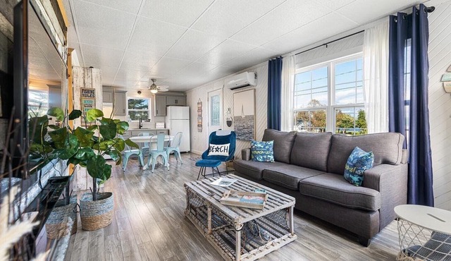 Oceanview beach style cottage W/hot tub
