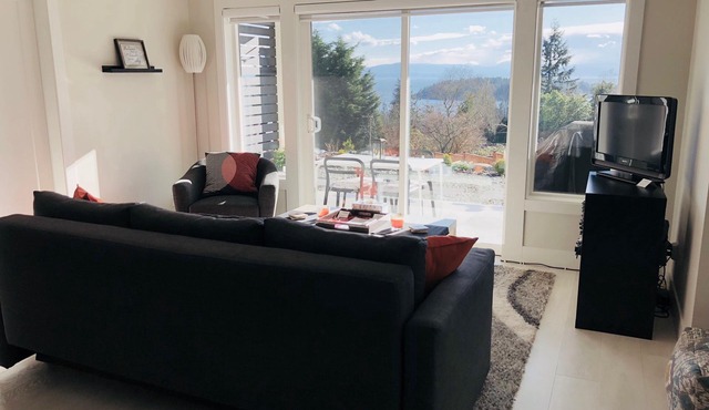 Oceanview Escape in West Sechelt | Walk to Beach, Modern & Spacious