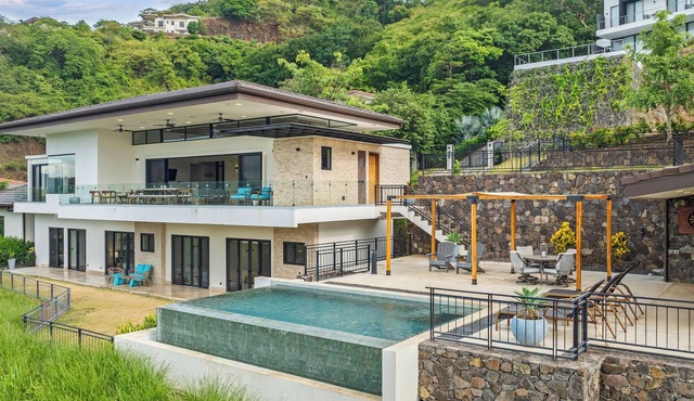 Oceanview Getaway: Expansive Villa + Club Access