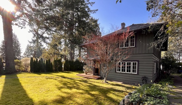 Oceanview home - 2 min walk to the beach!