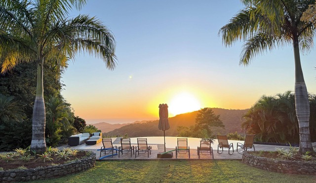 Oceanview mountaintop 5-bedroom villa in Samara. Perfect for groups & families!