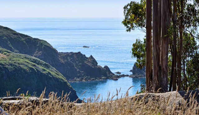 Oceanview property with free WiFi, cable, private hot tub, & gas grill