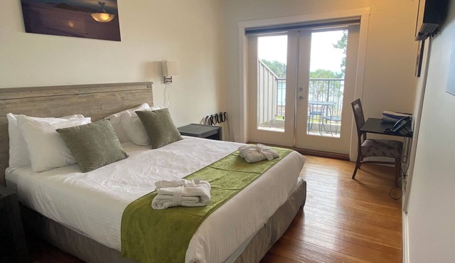 Oceanview Queen Bedroom - Mayne Island Resort