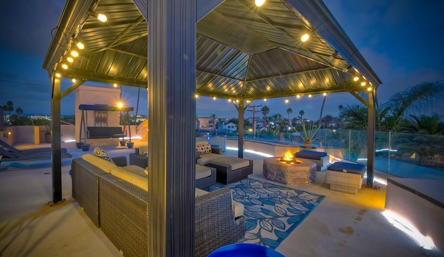 Oceanview Rooftop, Hot tub, Firepits, BBQ, Pool Table, Game Room, Movie Room, & More