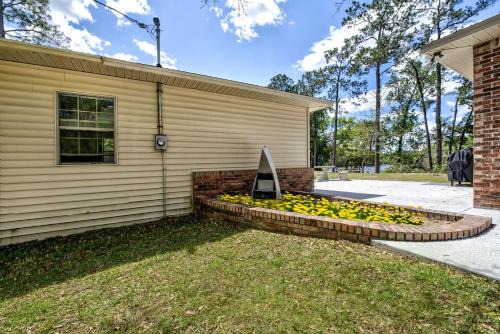 Ochlockonee River Cottage with Scenic Island Vista in Wakulla County, FL