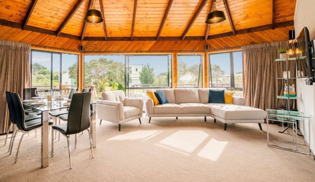 Octagon by the Beach - less than 100m to Matarangi Beach