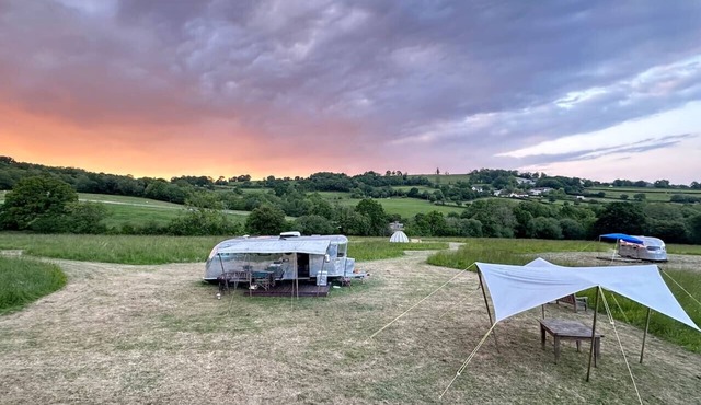 Off-grid trailer stay with valley views and dark skies