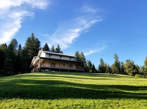 Off-The-Grid Cottage Rental with 360-Degree Mountain Views near Cascade, Idaho
