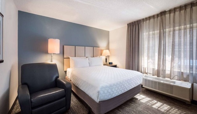 Offering Spectacular Stay! Full Kitchen, Pet-friendly, Near Cantigny Golf Club!