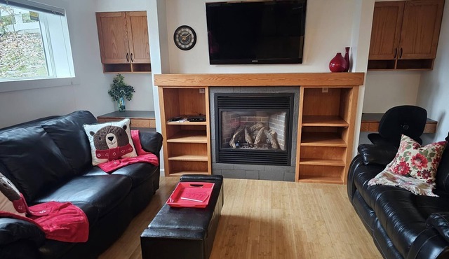 Okanagan & Kalamalka Lakes, Silverstar Ski Resort, O'Keefe Ranch & Parks nearby.