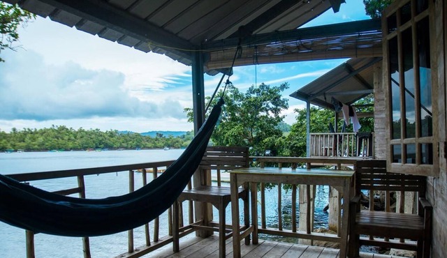 Olala Café & Bungalows has a great location, right on the sea.