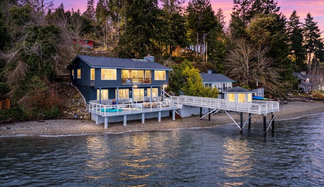 Olalla Bay Waterfront Stay w/Beach, Kayaks & Hot Tub