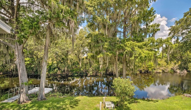 Old Florida Setting w/Kayaks & Fishing Poles