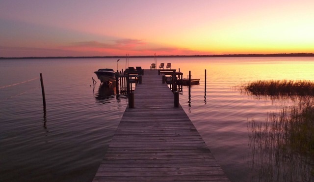 Old Florida Sunsets Delights at Lake House retreat with spectacular beach & dock