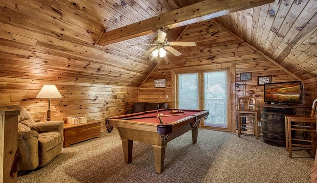 Old Glory, Pool Table, Pool access, WIFI, Free Attraction Tickets!
