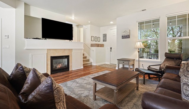 Old Mill Magic - Hot Tub, A/C, Modern & Updated, Nestled Between Old Mill & Downtown