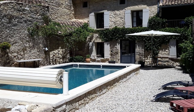 Old, quiet et restored Provencal house with a pool, at the departure of the GR.4