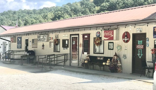 Old Rustic Country store near Pine mtn./Kingdom Come Park & Bad Branch Falls