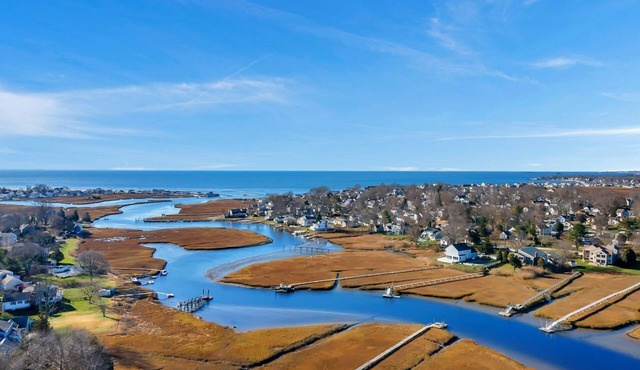 Old Saybrook family gem very close to local beaches!