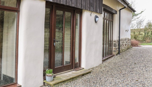 OLD STABLE COTTAGE, family friendly, with pool in Okehampton