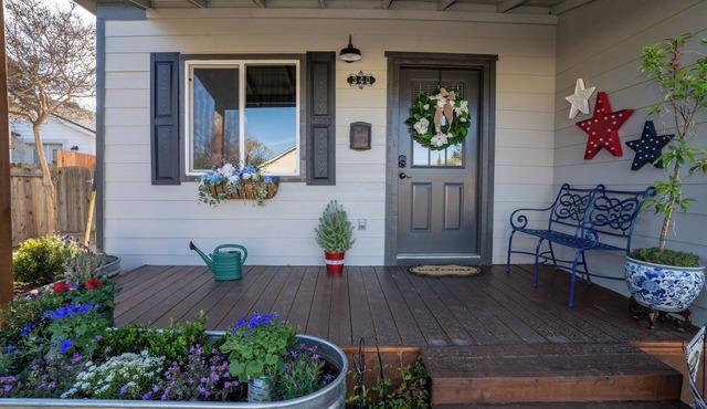 Old Town Clovis, walk to town & Rodeo. Old time charm with brand new amenities
