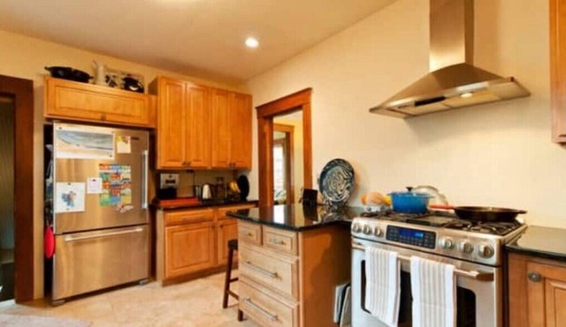 OldWestside Home-Hot tub, Yard, Central Location