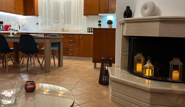 Olive Gem 2-Bed Apt Sleeps 4 with Fireplace