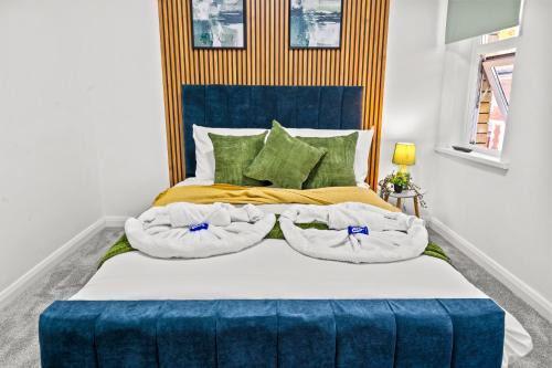Olive Haus Stylish & Cosy 4BR By AltoLuxo Short Lets & Serviced Accommodation With Free Wifi & Parking