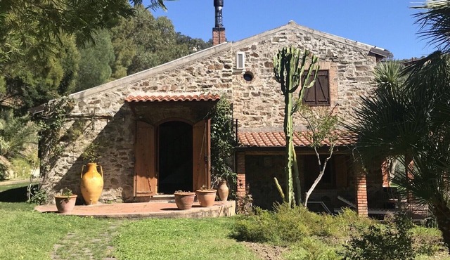 OLIVE TREE CHARMING VILLA: WiFi AC huge garden sea 'n hills view porch bbq