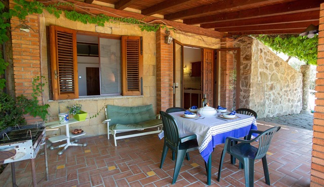 OLIVE TREE HOUSE: wi-fi private garden porch amazing sea and hills view