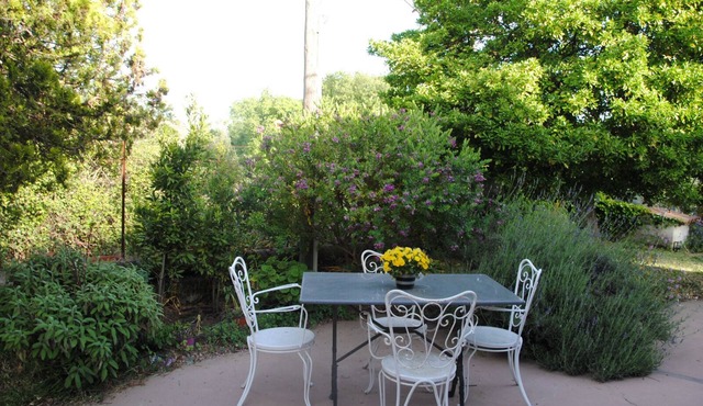 OLIVER'S COTTAGE surrounded by greenery a stone's throw from the sea and tourist sites