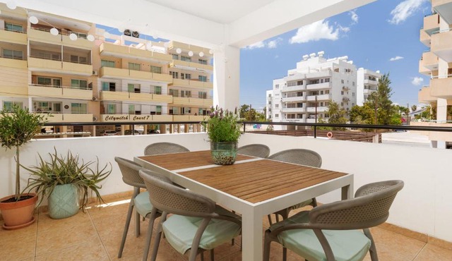 Olivia Mackenzie 2 BDR, Pool, 3m walk to the sea