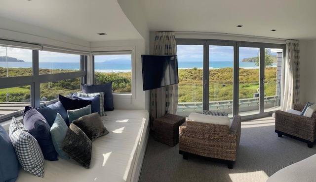Omaha Beach Front, Paradise! Perfect for relaxing & entertaining