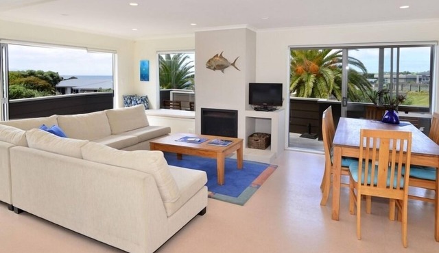 Omaha Sands- Elevated sea views and short walk to the beach