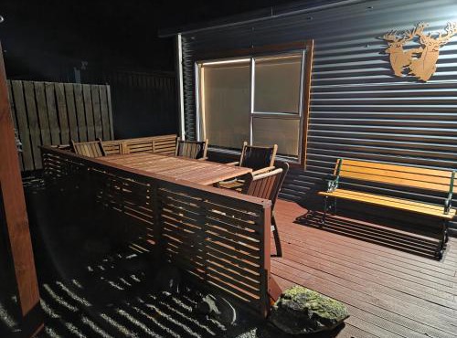 Omarama Crib Spotless Scenic Base for Families