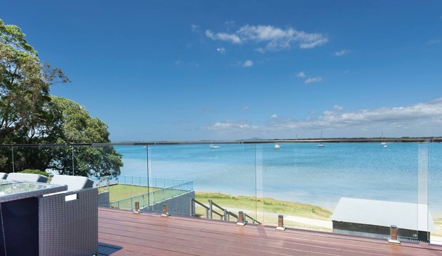 Omaroo - Absolute waterfront location