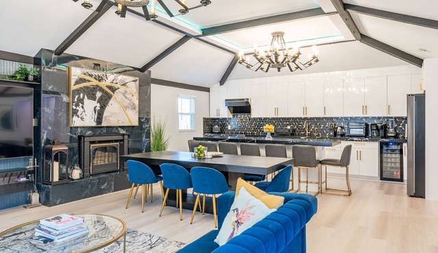 OMG! 3 Houses,10 Acres, Pickleball, Pool, Hot Tub,10 miles to Hunter Mountain