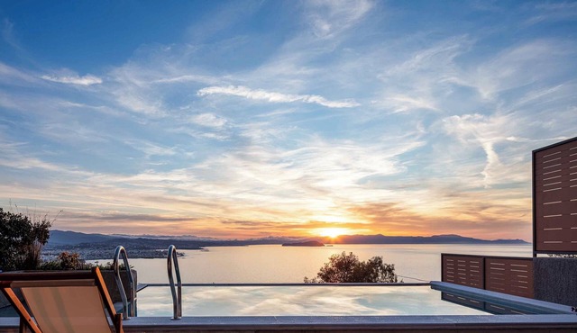 Omnia Villas Heated* pools & breathtaking sea views!