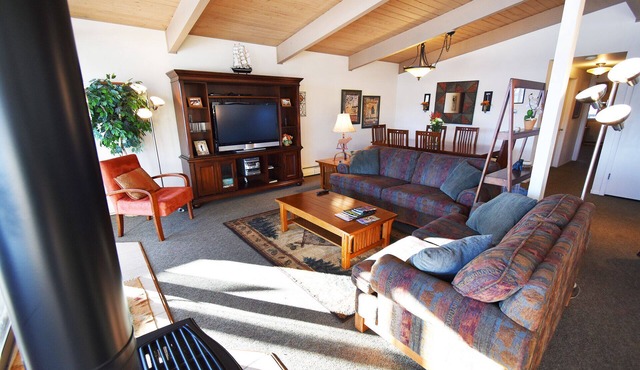 On Lake! Top Floor Views, Deck! Elevator, Hot Tub. Walk to Concerts, Marina
