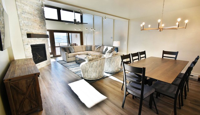 On Lake! Updated Penthouse! Pool, Hot Tub, Elevator. Walk to Concerts, Dining