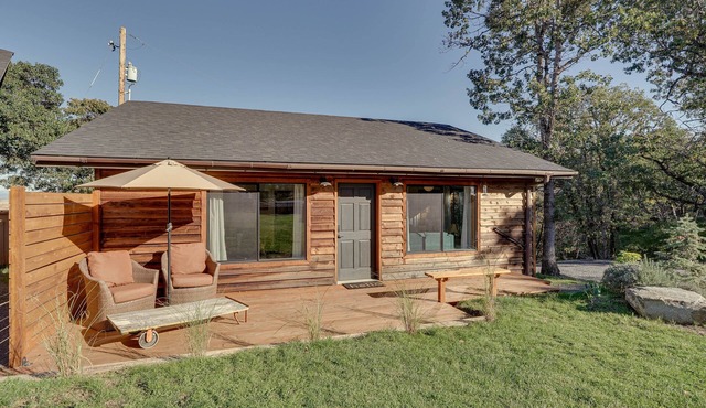 On-Site Winery & Tasting Room: Oregon Bungalow!