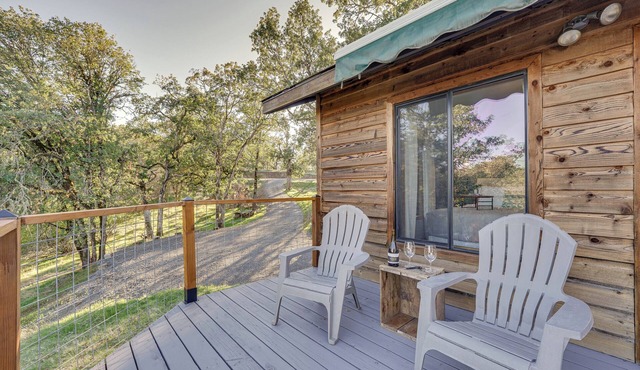 On-site Winery & Tasting Room: Oregon Bungalow!