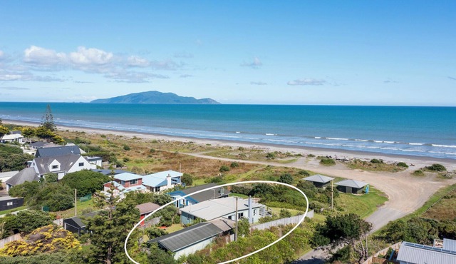 On The Beach - Te Horo Holiday Home