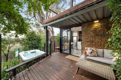 On The Deck Studio - Spa Hideaway in Scenic Belair
