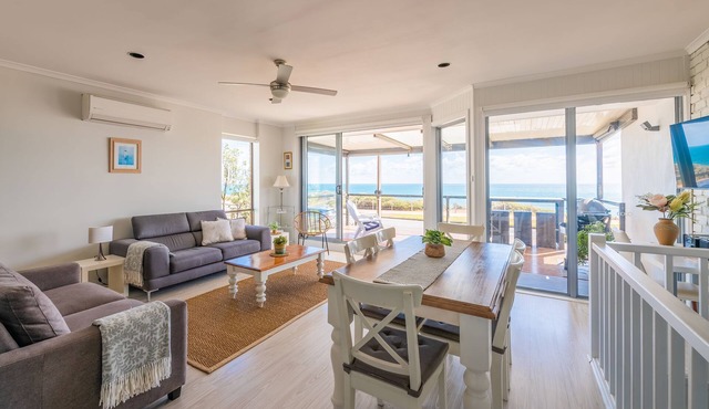 On the Esplanade, Beach, Views, sunsets and a short walk to the beach!