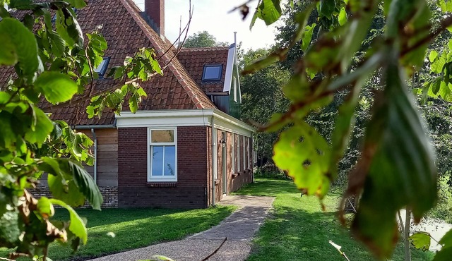 On the Markermeer between Edam and Volendam you will find our beautiful farmhouse.