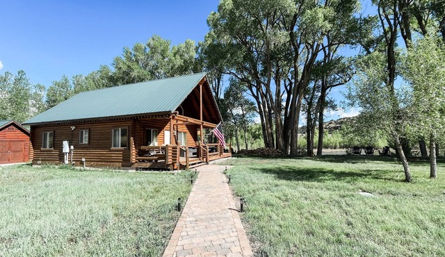 On the river! Private patio. 2 large yards. Dog friendly. Book now for summer!
